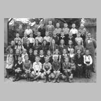102-0001 Klassenbild der Volksschule Stampelken mit Lehrer Fritz Techner - um 1935-36.jpg